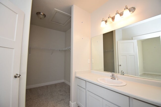 Building Photo - Bright Top Floor Condo with Tennis court, Pool, and Clubhouse