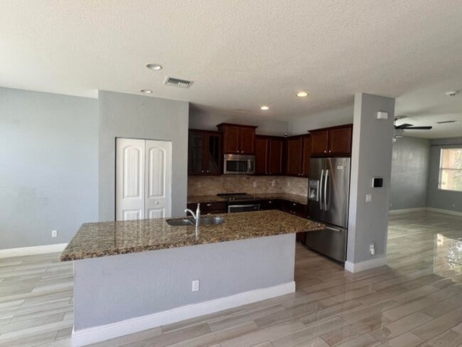 Building Photo - 810 Palm Tree Ln