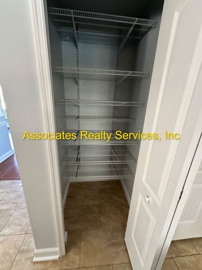 Building Photo - Beautiful Large Home with Screened Pool in Buckingham West!