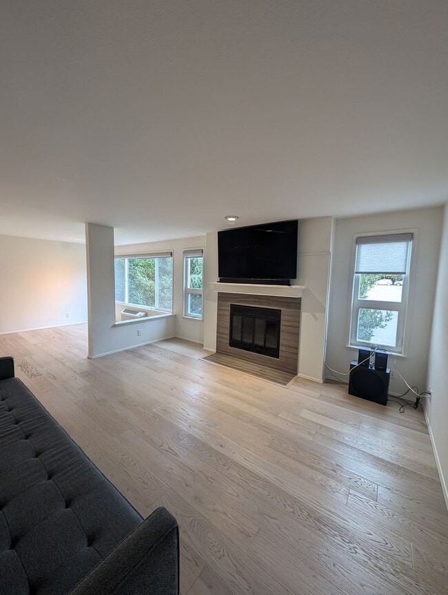Building Photo - Capitol Hill Condo Available in June - Two Bedroom, High Floor Unit w/ A/C