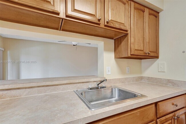 Building Photo - 9833 Westview Dr