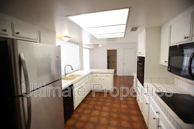 Building Photo - 8702 E Sells Dr