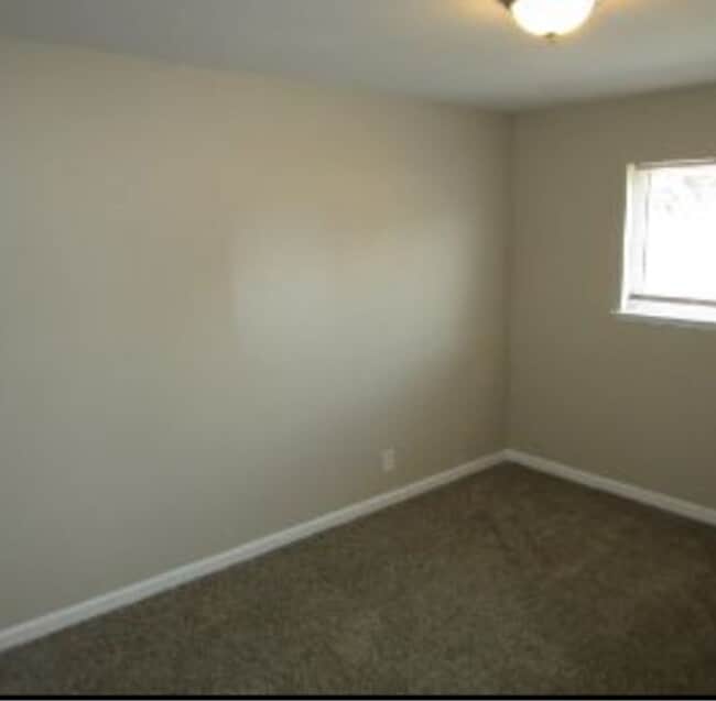 Building Photo - 3 Bedroom 2 Bath available soon