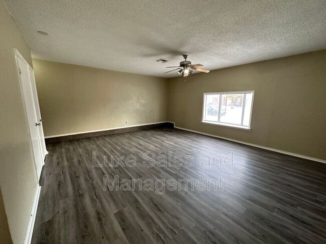 Building Photo - 621 Lotus Ave