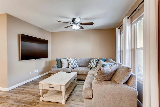 Building Photo - Furnished large and modern condo
