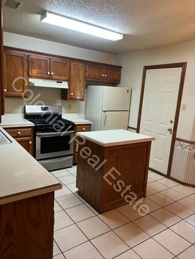 Building Photo - Spacious 3 Bed/2 Bath home with a fireplace!