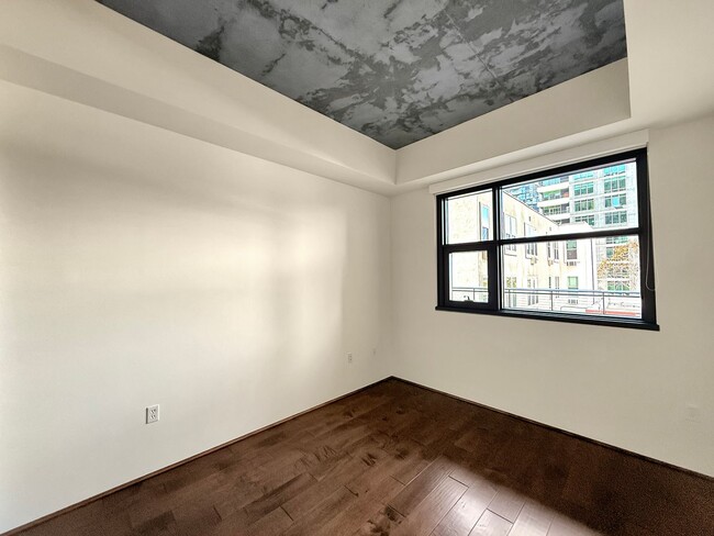 Building Photo - Large and bright 2 bedroom, 2 bathroom con...