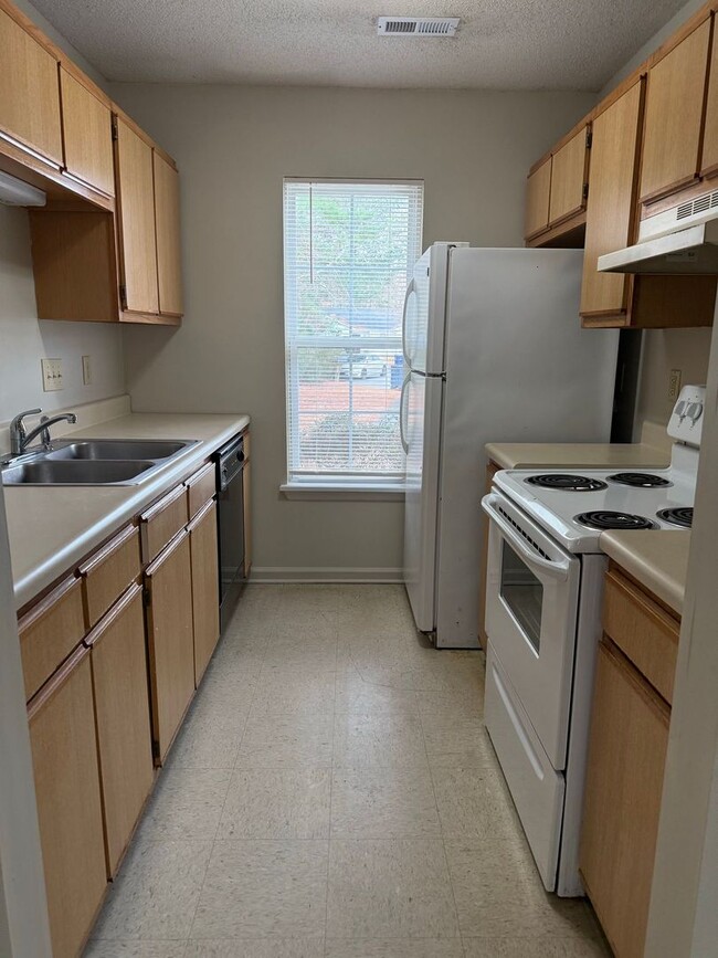 Building Photo - Nice 2 bedroom, 2 bath duplex