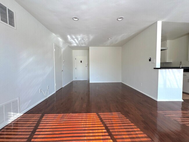 Building Photo - Spacious Top Floor 1 Bedroom in West Hollywood!