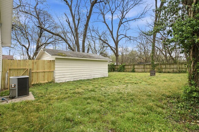 Building Photo - Move-In Ready 3 Bed with Modern Updates & Detached Garage