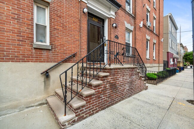 Building Photo - 601 Monroe St
