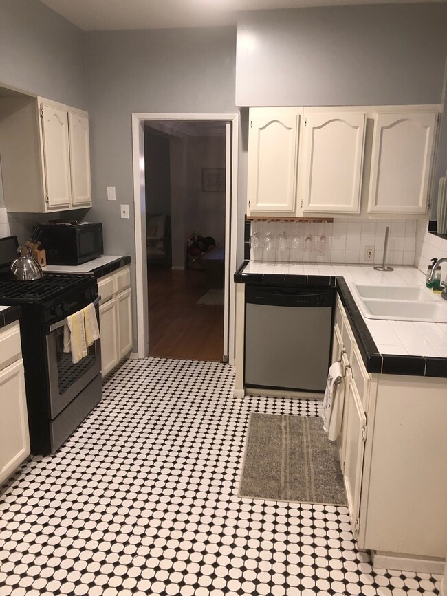 Art Deco Kitchen - 839 N Alfred St