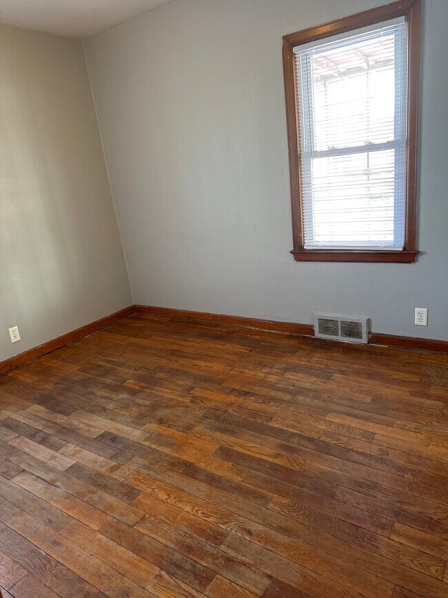 Building Photo - 1000 Columbia St