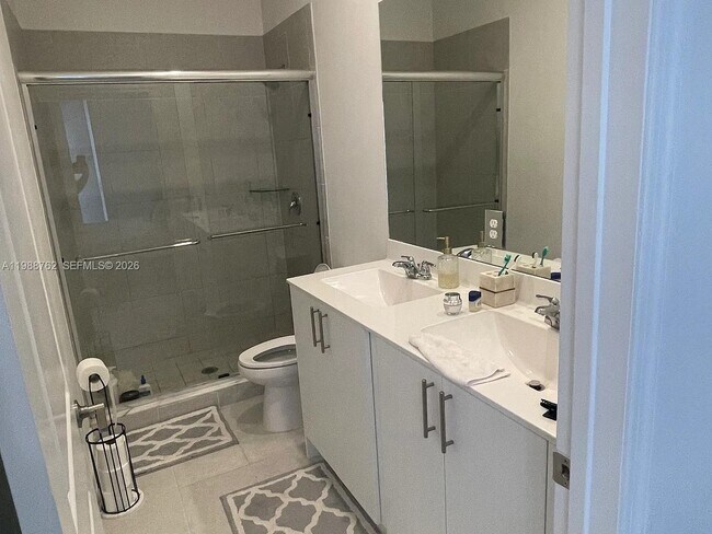 Building Photo - 728 SE 14th Ct