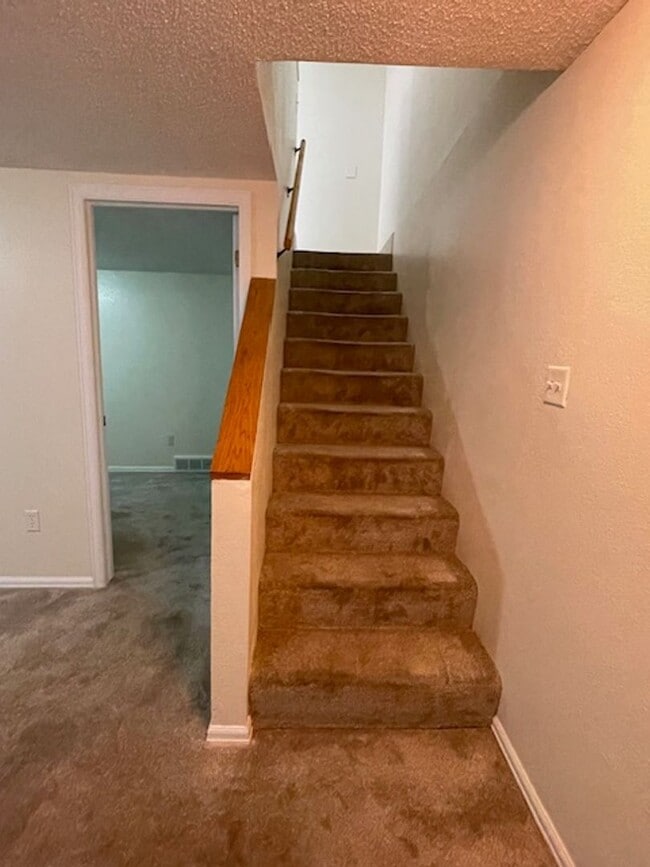 Building Photo - House For Lease