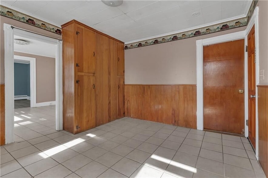 Building Photo - 1070 Main St