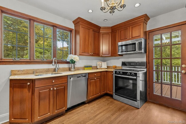 Building Photo - 202 E Garden Rd