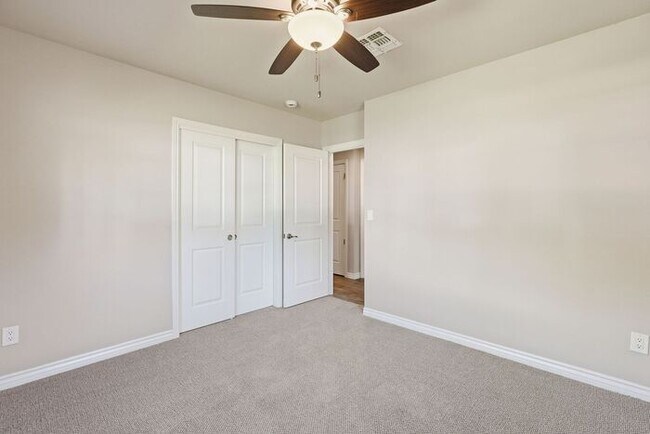 Building Photo - Modern 4 Bedroom, 3 Bathroom Home