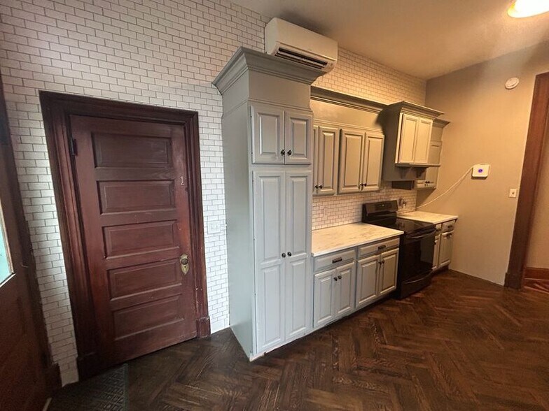 Building Photo - 644 Dayton St