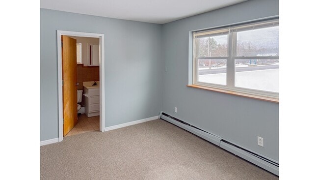 Building Photo - 3bed/3bath Renovated Townhome with Garage (Heat Included)