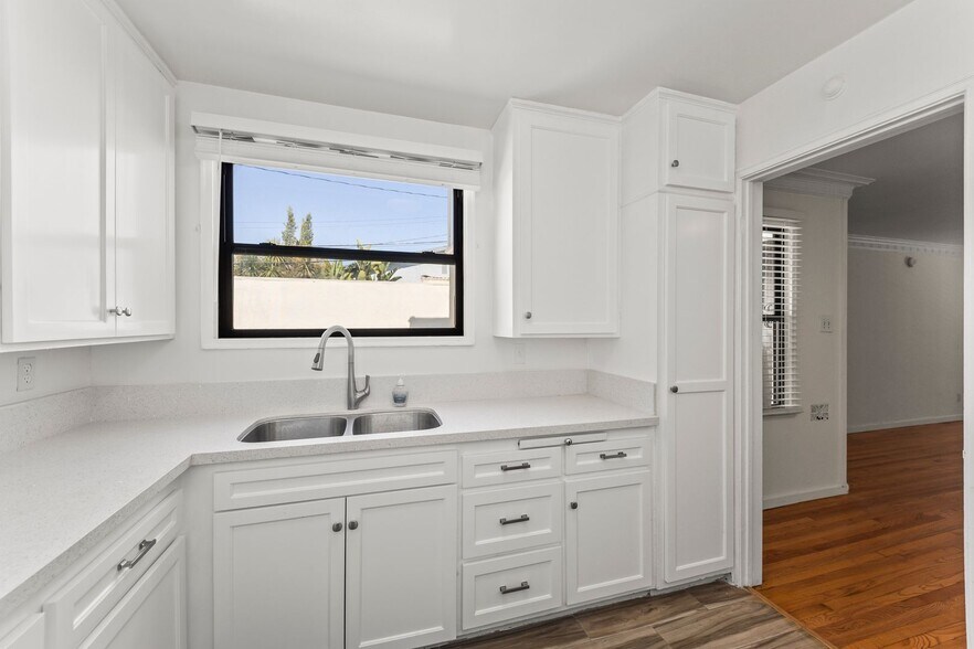 Building Photo - 1444 S Beverly Dr