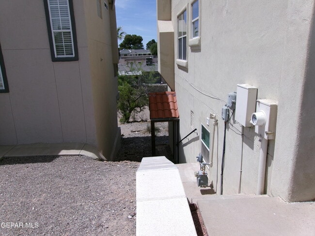 Building Photo - 6262 Escondido Dr