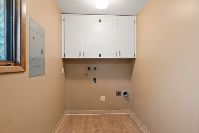 Building Photo - 505 W Ivanhoe Rd