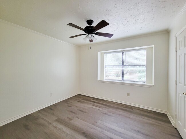 Building Photo - 2118 Creekshire Dr