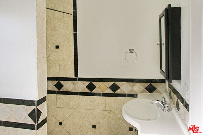 Building Photo - 6071 1/2 Pickford St