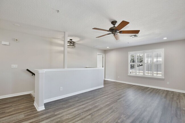 Building Photo - Modern 1/1 Spacious Apartment with 1 Car G...