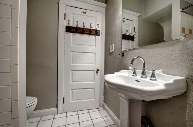 Building Photo - Beautiful two story unit with Victorian charm
