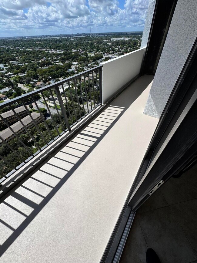 Building Photo - 5600 N Flagler Dr