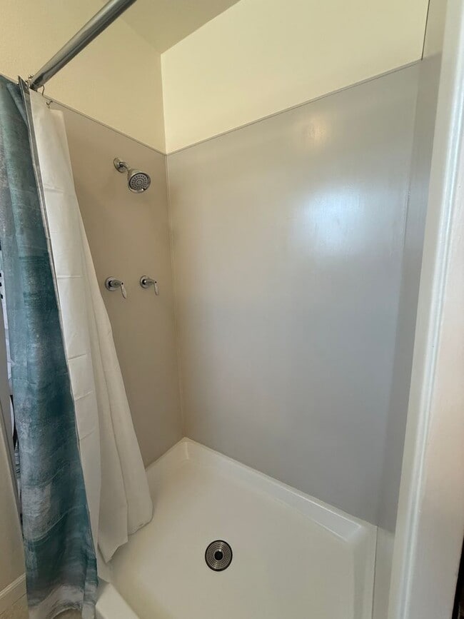 Building Photo - 3 bed 2 bath home available now!