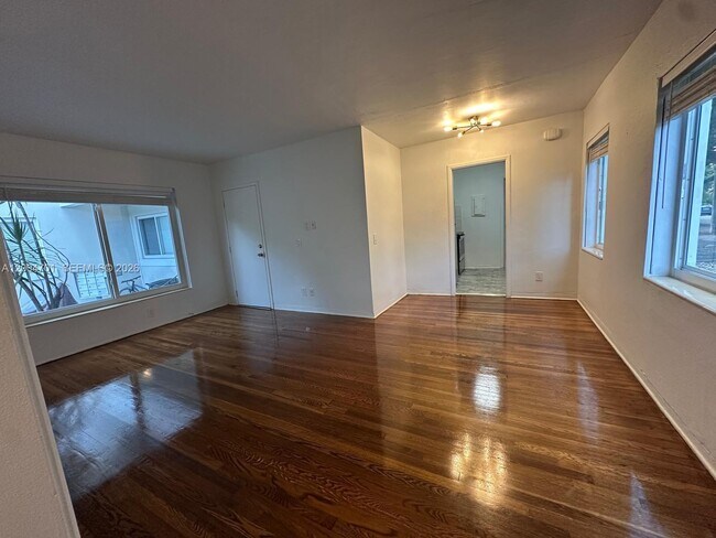 Building Photo - 1567 S Le Jeune Rd