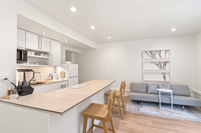 Queen Sleeper converter - 724 Peralta Ave