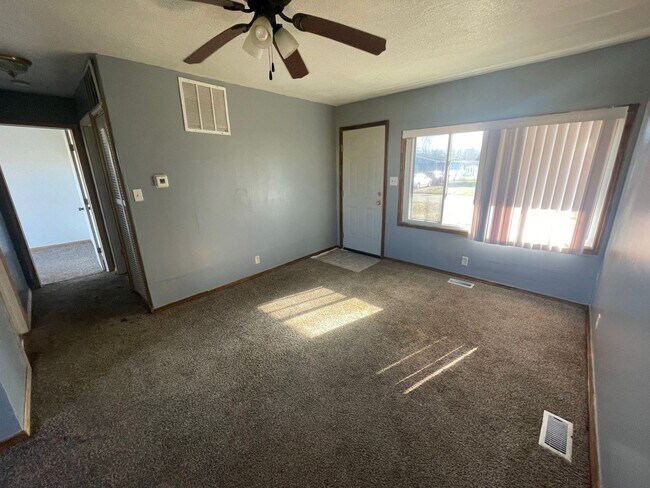 Building Photo - 2 Bedroom House