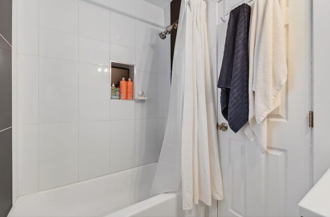 Building Photo - 614 N E St