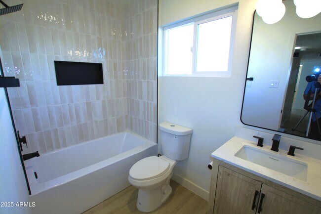 Building Photo - 443 N Sycamore