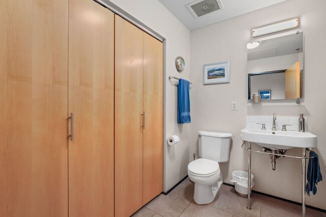 Building Photo - Stunning Pearl Loft with Washer/Dryer in Unit & Secure Parking