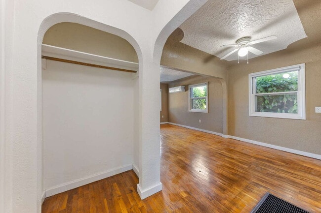 Building Photo - MOVE IN SPECIAL Charming 2 bedroom duplex