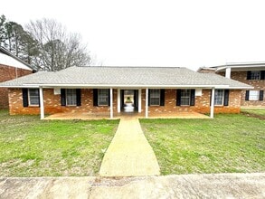 Building Photo - Move-In Special!! 1/2 Off First Month's Re...