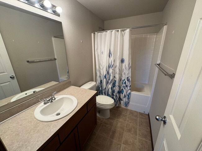 Building Photo - 3 Bed, 2.5 Bath PLUS Bonus Room