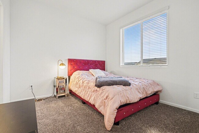 Building Photo - Available April 2026! 2 bed 2.5 bath townhouse!