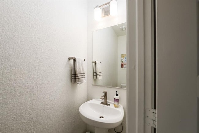 Building Photo - 7105 Gray Catbird Dr