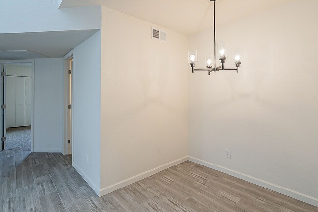 Building Photo - Bright, open 2nd floor condo in Phoenix!