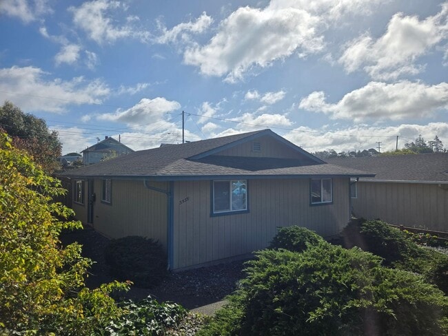 Building Photo - Pet-friendly and updated 3BR/1BA Eureka home