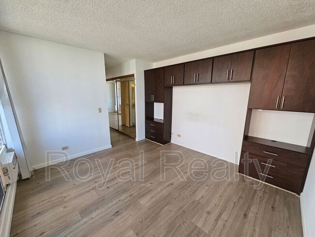 Building Photo - 2754 Kuilei St