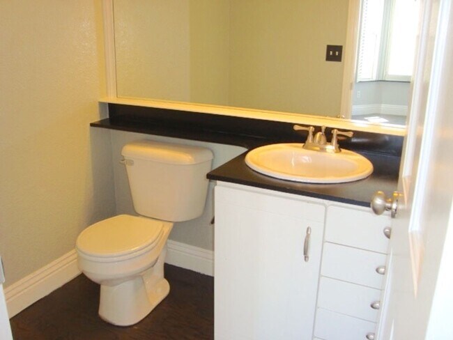 Building Photo - STUNNING TOWNHOME 2 BED 2.5 BATH 2 CAR GARAGE NORTH PARK/HILLCRES