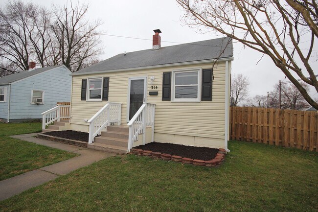 Building Photo - Renovated 2 Bedroom, 1 Bath Single-Family Home