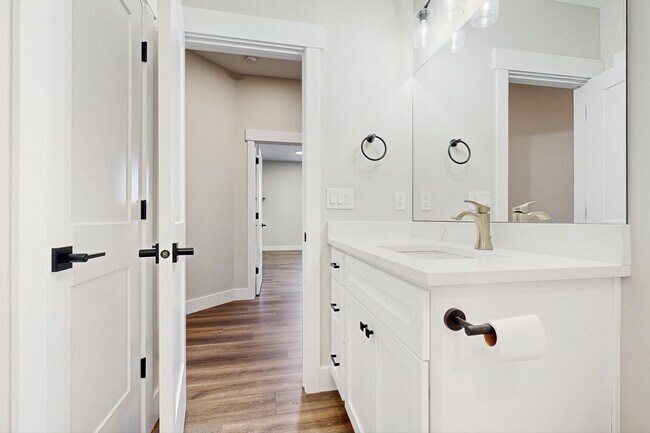 Building Photo - High-End Spacious 4 Bedroom Home in Desirable Highland with Private Backyard and Finished Basement